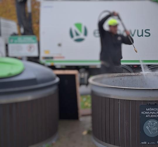 Radviliškio rajono savivaldybėje pasiruošta šaltajam sezonui: išplauti bendro naudojimo konteineriai
